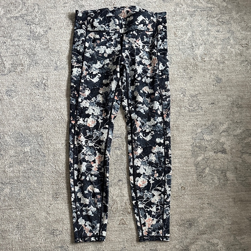 Lululemon women’sSpeed up Tight Full On tight 
Size 10
Color multi